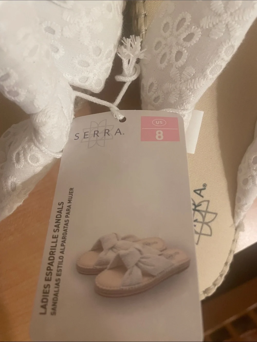 Serra white eyelet